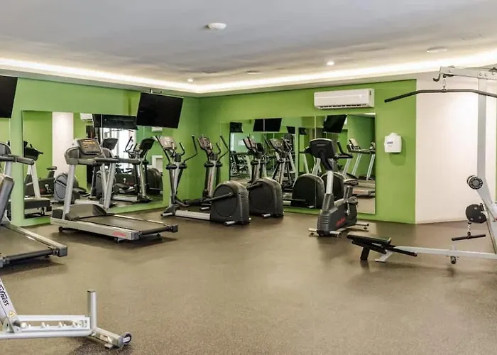 Modern With Pool Gym And Rooftop Views *
