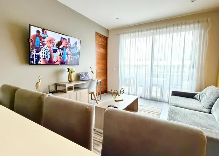 Modern With Pool Gym And Rooftop Views *
